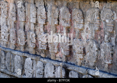 Steinschnitzereien von grinsenden Schädel, Tzompantli Plattform, Chichen Itza, Mexiko Stockfoto