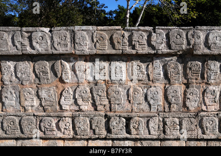 Steinschnitzereien von grinsenden Schädel, Tzompantli Plattform, Chichen Itza, Mexiko Stockfoto