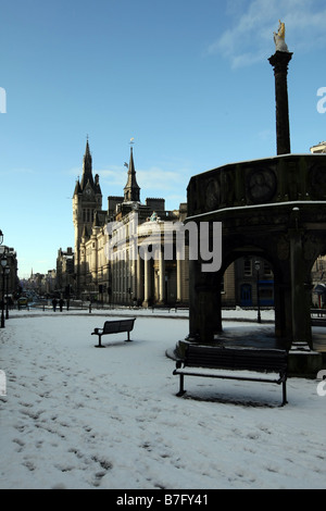 Castlegate in Aberdeen, Schottland, mit dem Mercat Cross im Vordergrund, und das Stadthaus und Union St im Hintergrund Stockfoto