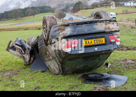 Ein BMW Auto stürzte auf dem Dach in der Mitte ein Feld nach dem Verlassen der Straße mit hoher Geschwindigkeit auf die A66 in der Nähe von Keswick Cumbria UK Stockfoto