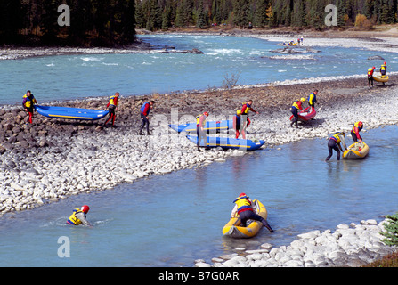 Wildwasser-Rafting am Athabasca River, Jasper Nationalpark, Kanadische Rocky Mountains, Alberta, Kanada - Touristen in Whitewater Flößen Stockfoto