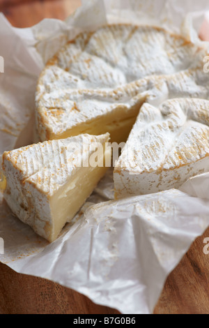 ganze Camembert mit einem Stück Ausschneiden Stockfoto