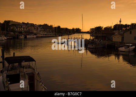 Sonnenuntergang über den Black River Hafen von South Haven, Michigan, USA. Stockfoto