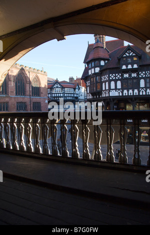 Ansicht des Kreuzes Chester durch Bridge Street Reihe Torbogen Stockfoto