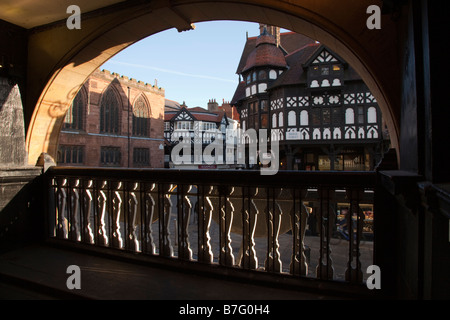 Blick durch die Reihen in Richtung Chester Cross Stockfoto