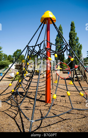 Klettergerüst im Kinderspielplatz, Ashburton Domain & Gärten, Ashburton, Canterbury, Neuseeland Stockfoto