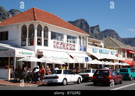 Blick entlang der Victoria Straße der Hauptroute entlang der Strand-Camps Bay-Kapstadt-Südafrika Stockfoto