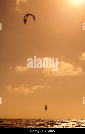 Kitesurfen auf dem Meer bei Harlingen Niederlande Stockfoto