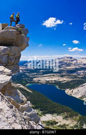 Bergsteiger auf dem Gipfel des Tenaya Peak Tuolumne Meadows Bereich Yosemite National Park in Kalifornien Stockfoto