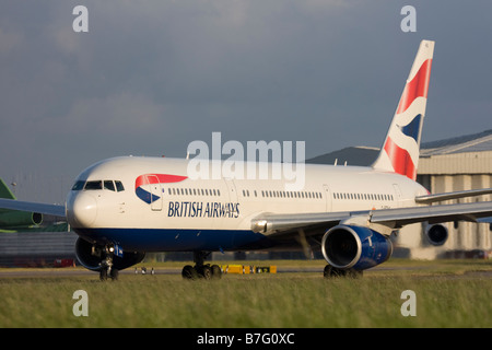 British Airways Boeing 767-336/ER Rollen für die Ausreise am Flughafen London Heathrow. Stockfoto