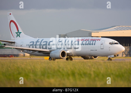 Atlas Blue (Royal Air Maroc - RAM) Boeing 737-4B6 am Flughafen London Heathrow. Stockfoto