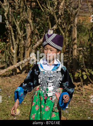 Eine Hmong-Mädchen spielt in Tracht, Ball auf einem Ball werfen Spiel in der Nähe von Phonsavan als Teil der Hmong-Silvester-Feier Stockfoto