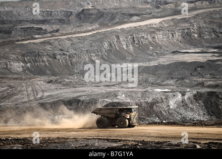 Aktiver Tagebau mit Bitumen in Alberta, Kanada Stockfoto