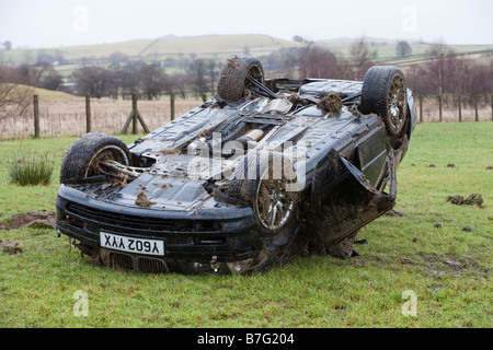 Ein BMW Auto stürzte auf dem Dach in der Mitte ein Feld nach dem Verlassen der Straße mit hoher Geschwindigkeit auf die A66 in der Nähe von Keswick Cumbria UK Stockfoto