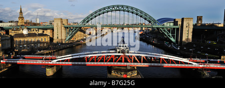 Panoramablick über Fluss Tyne Brücken inkl. Drehbrücke Tyne Bridge und Millennium Bridge, die High Level Bridge entnommen Stockfoto