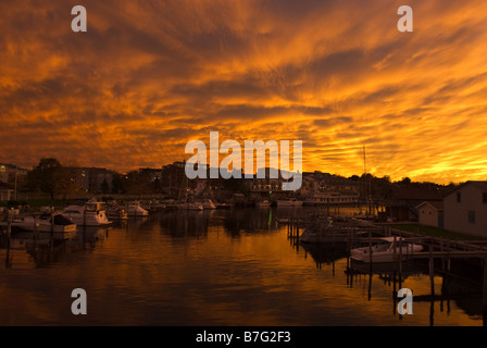 Sonnenuntergang über den Black River Hafen von South Haven, Michigan, USA. Stockfoto