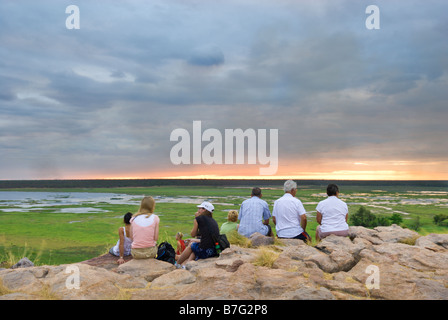 Touristen, die an einen Sonnenuntergang vom Ubirr mit Blick auf die Nardab Aue im Kakadu National Park Stockfoto