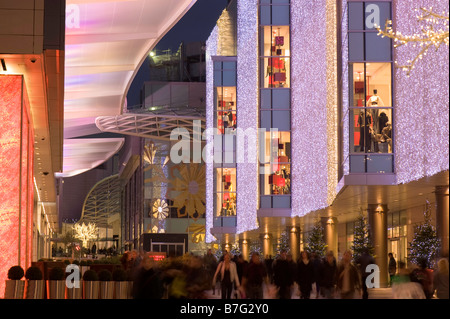 Beleuchtete Straße von Westfield Shopping Centre während Weihnachten White City W12 London Vereinigtes Königreich Stockfoto