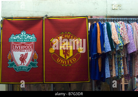 Fußball bezogene Ware zum Verkauf in einem Markt, LAngkawi, Malaysia Stockfoto