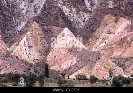 Detail der „Malerpalette“ / „La Paleta del Pintor“ flatiron-Felsformationen am Hügel, Maimara, Quebrada de Humahuaca, Argentinien Stockfoto