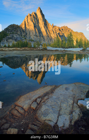 GNOME Tarn und Prusik Peak im Bereich Verzauberung Seen des alpinen Seen Wildnis, Washington Stockfoto