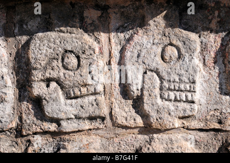 Steinschnitzereien von grinsenden Schädel, Tzompantli Plattform, Chichen Itza, Mexiko Stockfoto