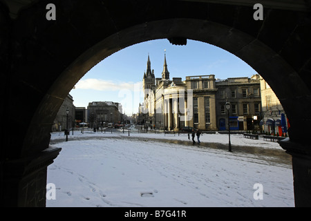 Castlegate in Aberdeen, Schottland, mit dem Mercat Cross im Vordergrund, und das Stadthaus und Union St im Hintergrund Stockfoto