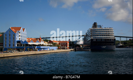 Willhemstad mit Kreuzfahrtschiffe vor Anker im Hafen, Curacao Stockfoto