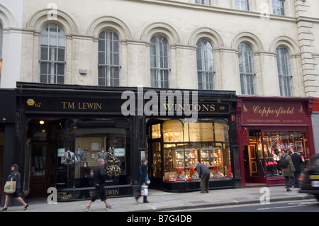 Menschen zu Fuß vorbei an TM Lewin, Wintons und Copperfiled Geschäfte, Moorgate, London Stockfoto