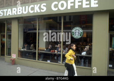 Starbucks-Kunden genießen Sie ihren Kaffee im Starbucks Coffee Shop am Times Square auf Samstag, 17. Januar 2009 Stockfoto