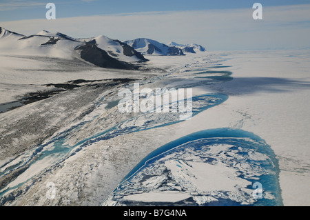 Meltpools nach Druck Grate zwischen George VI Sound und Südrand des Alexander Island, Antarktis Stockfoto