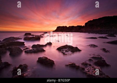 Lebendige Sonnenuntergang über Sir Richard Cove, Isle Of Wight Stockfoto