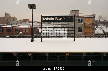 Astoria, NY 18 Januar 2009 The Astoria Blvd Station auf der N-Hochbahn, die durch Western Queens läuft mit Schnee bedeckt. Stockfoto