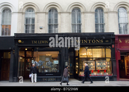 Menschen zu Fuß vorbei an TM Lewin und Wintons, Moorgate, London Stockfoto