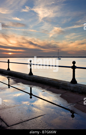 Cowes direkt am Meer bei Sonnenuntergang, Isle Of Wight Stockfoto