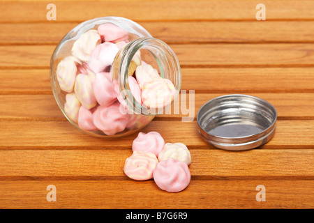 Rosa Marshmallows in das Glasgefäß auf hölzernen Hintergrund Stockfoto