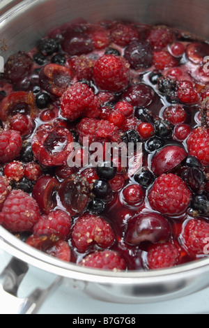 Roten Früchten kochen in einer Pfanne Edelstahl Stockfoto