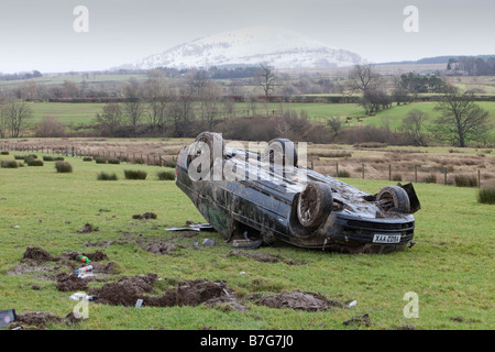 Ein BMW Auto stürzte auf dem Dach in der Mitte ein Feld nach dem Verlassen der Straße mit hoher Geschwindigkeit auf die A66 in der Nähe von Keswick Cumbria UK Stockfoto