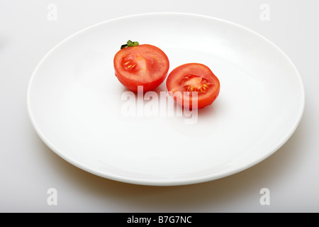Cherry-Tomate auf einem weißen Teller Stockfoto