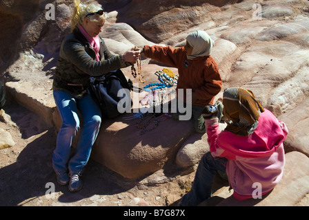 Frau Bying Halskette von Mädchen bei Petra Jordan Stockfoto