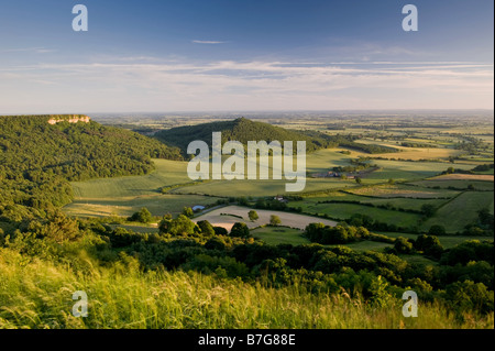 Landschaftlich schöne lange hoch Blick von Sutton Bank Roulston Scar, Haube Hill & grünen, flachen Ackerland Landschaft - North Yorkshire, England, UK. Stockfoto