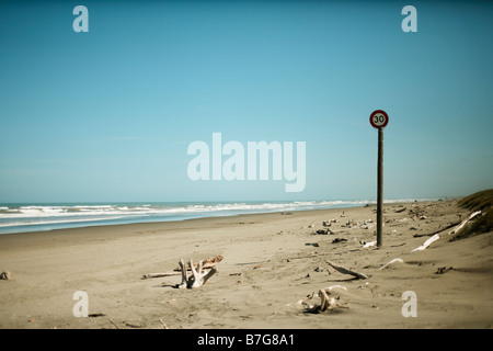 30kph Tempolimit Schild Himatangi Strand Neuseeland Stockfoto