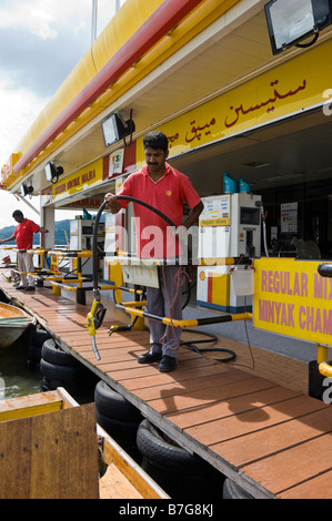 Tankstelle (Gas) auf Stelzen über dem Fluss Brunei in Bandar Seri Begawan Stockfoto