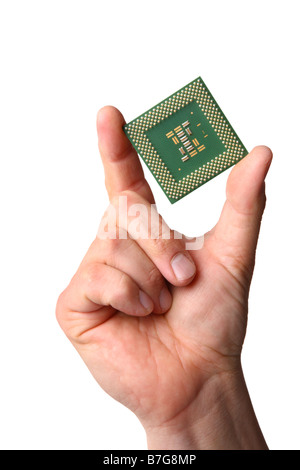 Hand, die Computer-Prozessor-Chip auf weißem Hintergrund ausschneiden Stockfoto
