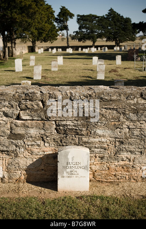 Grabstein für WWII Kriegsgefangener am historischen Fort Reno in El Reno, Oklahoma, USA. Stockfoto