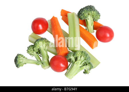 Brokkoli Tomaten Sellerie und Karotten-Sticks Ausschneiden auf weißem Hintergrund Stockfoto