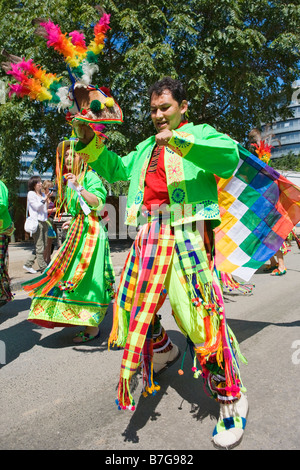 Karneval-Darsteller Tanz auf der Straße in London, England Stockfoto