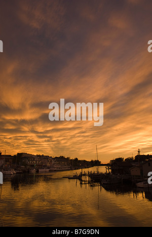 Sonnenuntergang über den Black River Hafen von South Haven, Michigan, USA. Stockfoto