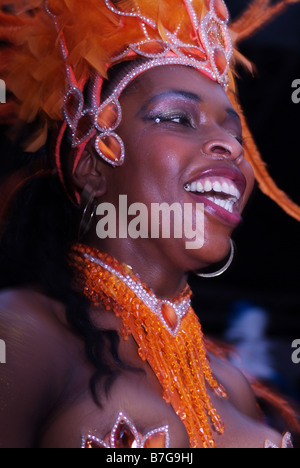 weibliches Gesicht Tänzerin Brasil brasilianische brasilianischen Brasilien bunt Farbe Kostüm Tänzerin Carnaval Willesden green London Großbritannien Europa Stockfoto