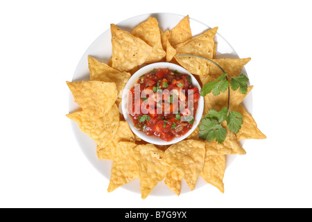 Tablett mit Tortilla-Chips und Salsa ausgeschnitten auf weißem Hintergrund Stockfoto